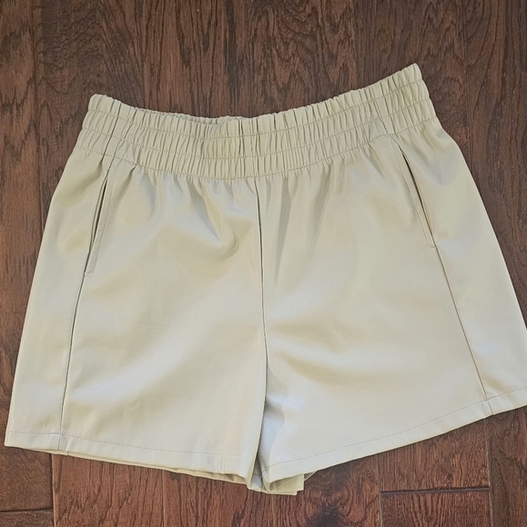 ILLA ILLA Faux Leather Woman's Shorts Cream Large NWOT - Picture 1 of 4